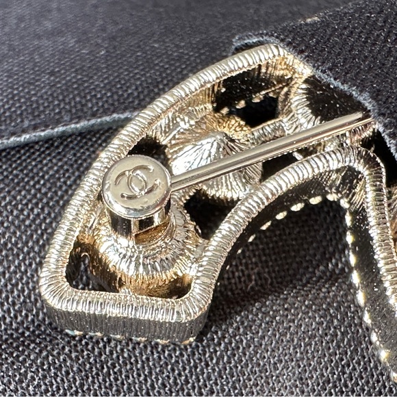 2022S CHANEL LARGE RUNWAY GOLD CC LOGO PEARLS CRYSTALS BROOCH PIN NEW - Picture 9 of 16